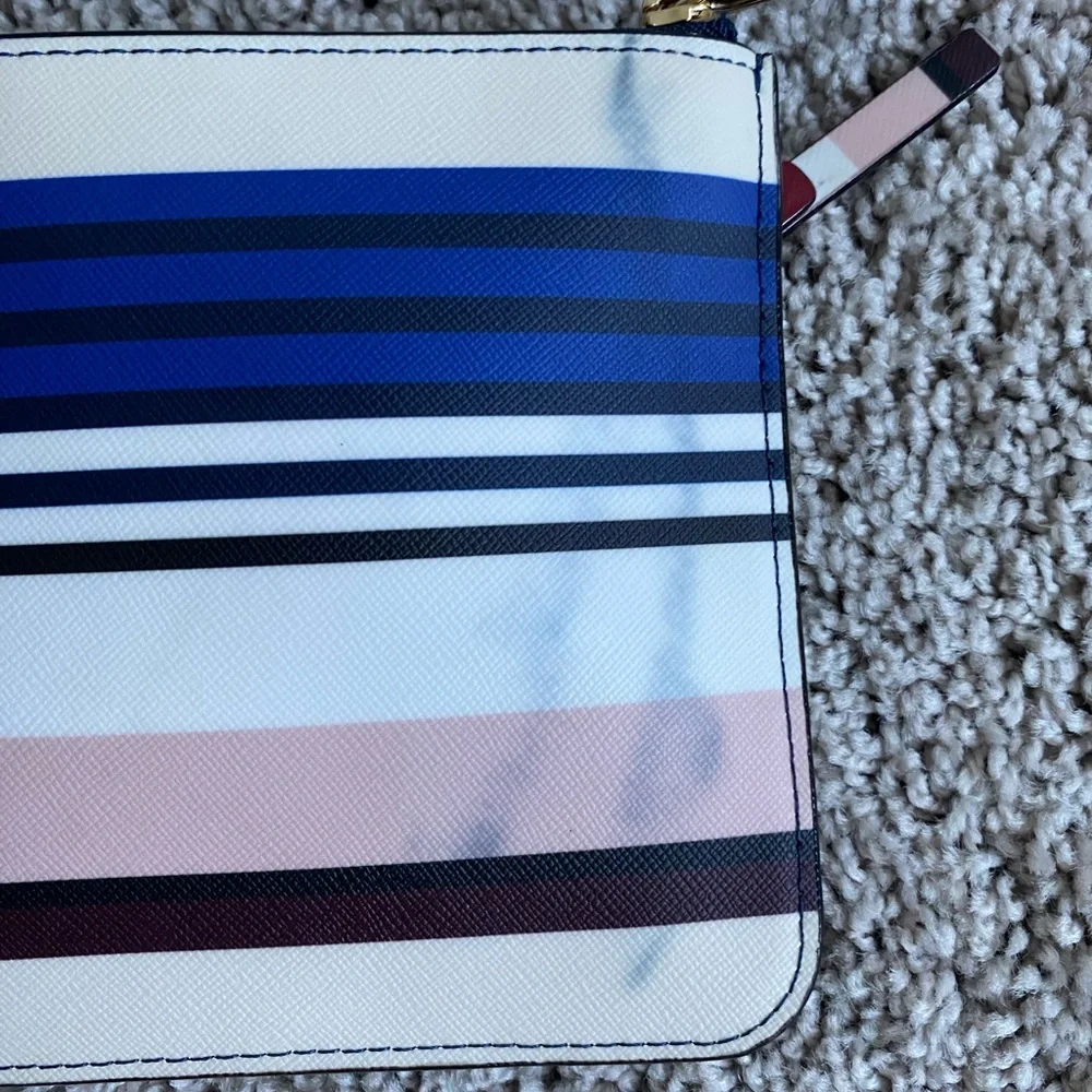 Kate Spade Laurel’s Way Navy and White Striped Wristlet FLAWED‎